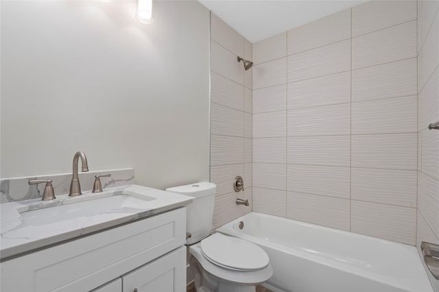 5702 Palo Blanco LN B, Austin, TX 78744