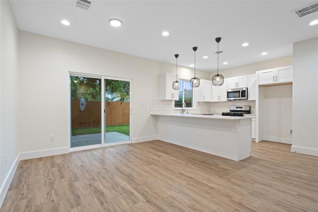 5702 Palo Blanco LN B, Austin, TX 78744