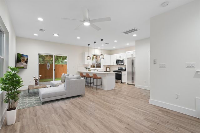 5702 Palo Blanco LN B, Austin, TX 78744
