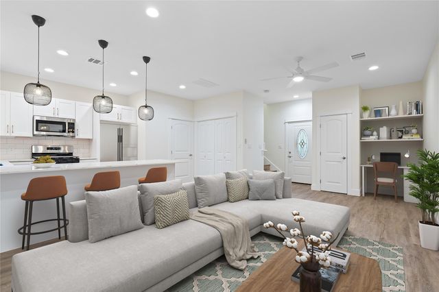 5702 Palo Blanco LN B, Austin, TX 78744