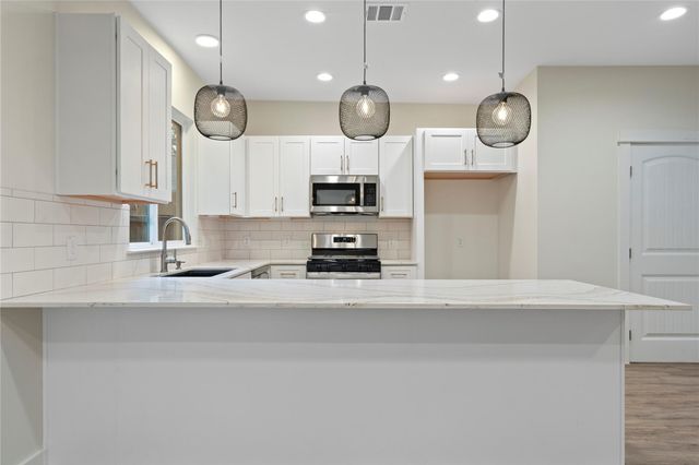 5702 Palo Blanco LN B, Austin, TX 78744