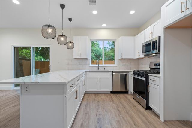 5702 Palo Blanco LN B, Austin, TX 78744