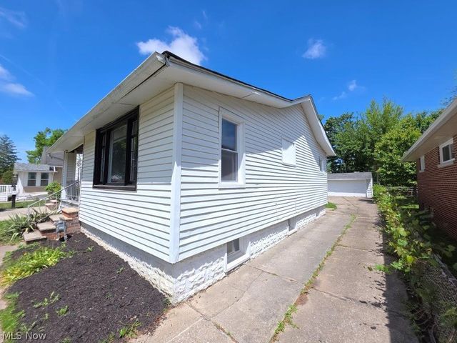 20632 Woodstock Avenue, Fairview Park, OH 44126