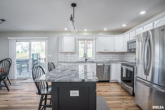 76 PARK VIEW Drive, Eldridge, IA 52748