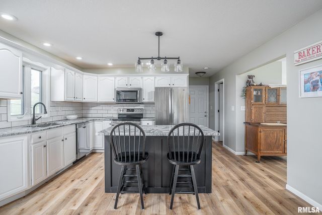 76 PARK VIEW Drive, Eldridge, IA 52748