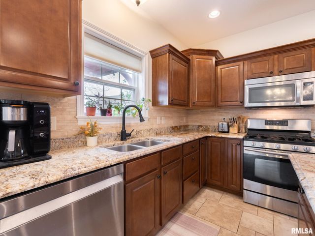 1716 RUSTIC OAK Drive, Washington, IL 61571