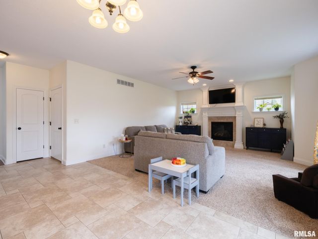 1716 RUSTIC OAK Drive, Washington, IL 61571