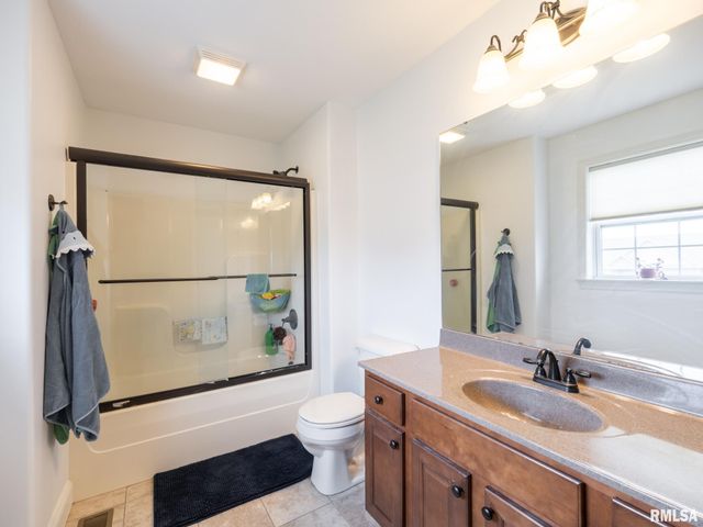 1716 RUSTIC OAK Drive, Washington, IL 61571
