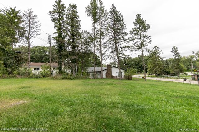 2642 Lakeridge, Wixom, MI 48393