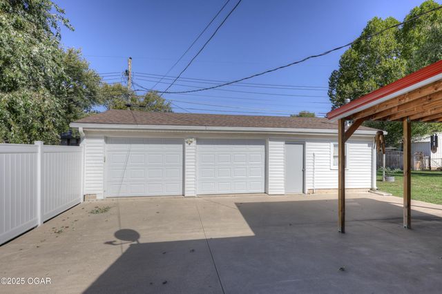 1121 Ash Street, Carthage, MO 64836