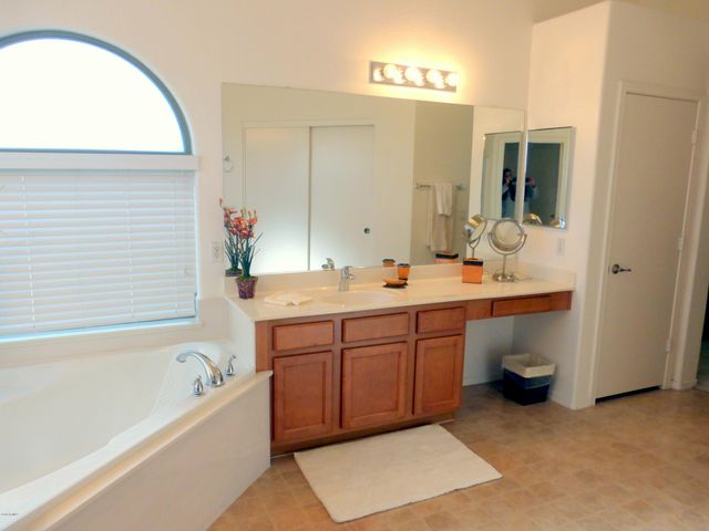 1042 N MOCCASIN Trail, Gilbert, AZ 85234