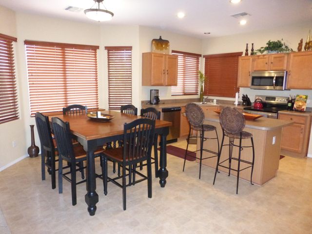 1042 N MOCCASIN Trail, Gilbert, AZ 85234