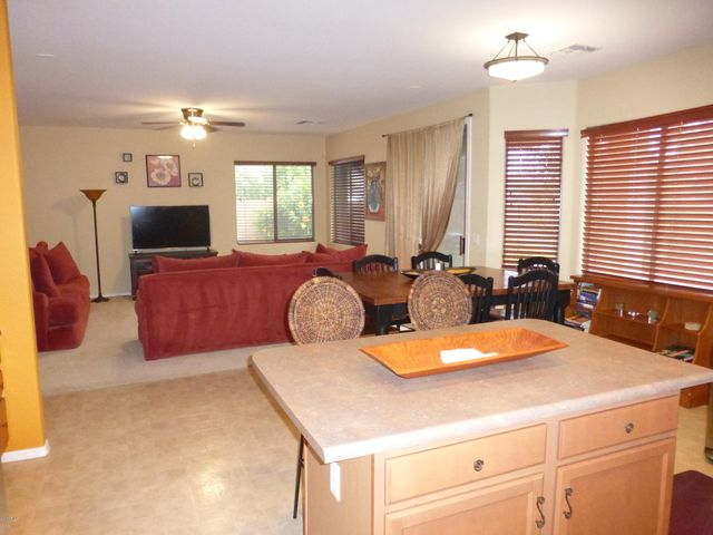 1042 N MOCCASIN Trail, Gilbert, AZ 85234