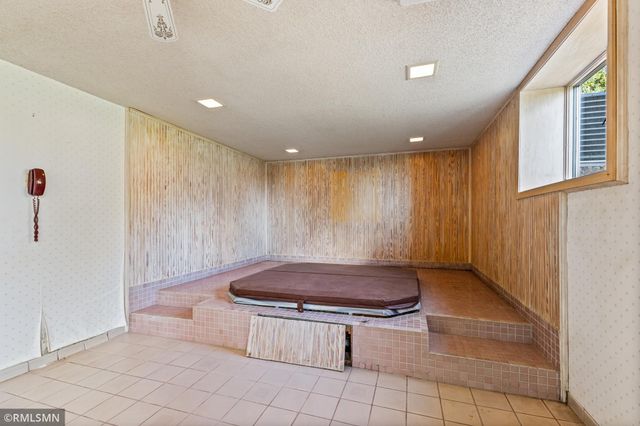 998 Kohlman Court, Maplewood, MN 55109