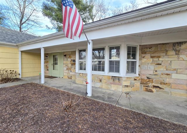 652 Hawkins Road E, Coram, NY 11727