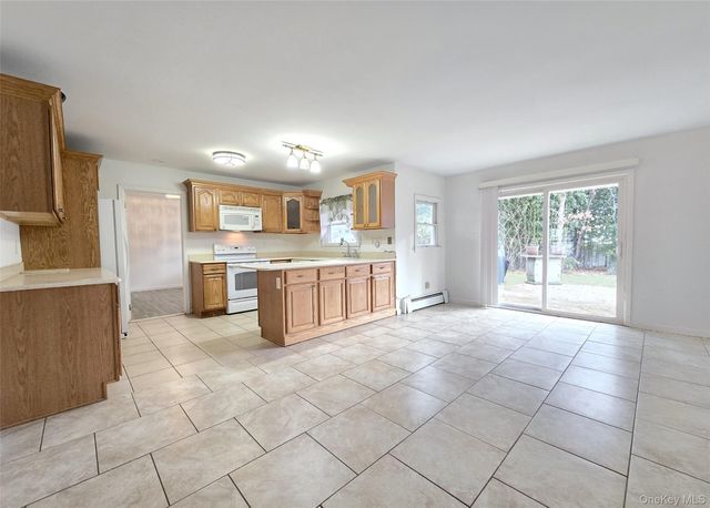 652 Hawkins Road E, Coram, NY 11727