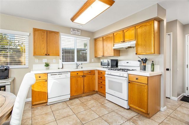 910 Pathfinder Way, Corona, CA 92878