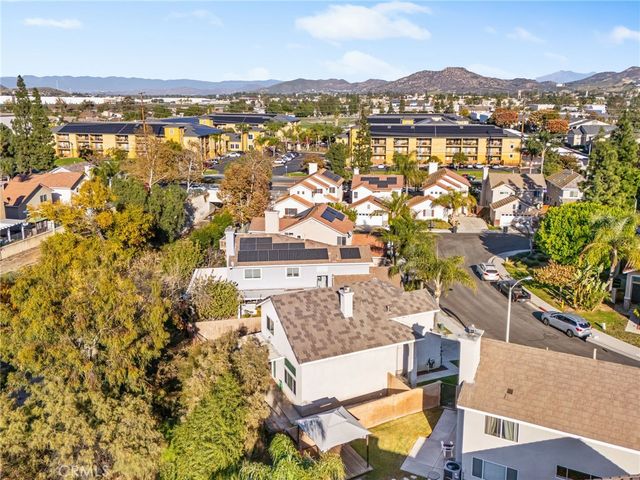 910 Pathfinder Way, Corona, CA 92878