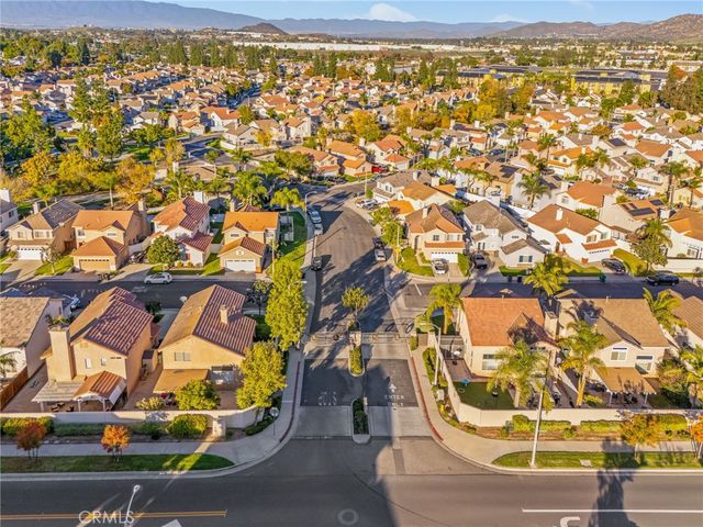 910 Pathfinder Way, Corona, CA 92878