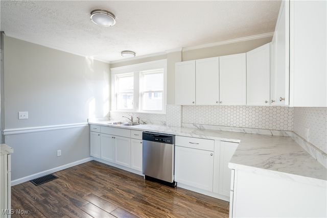 14 E Dartmore Avenue, Akron, OH 44301