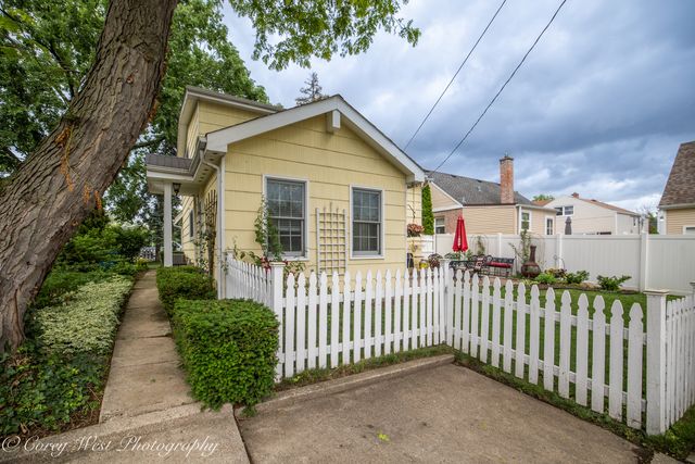 398 W Saint Charles Road, Elmhurst, IL 60126