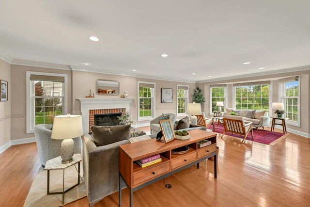 10818 N Norway DRIVE, Mequon, WI 53092