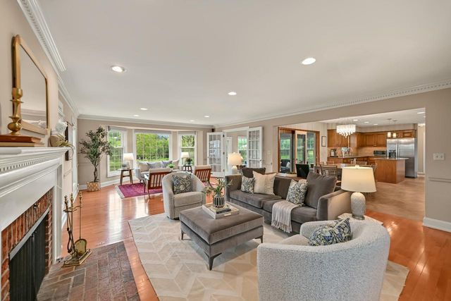 10818 N Norway DRIVE, Mequon, WI 53092