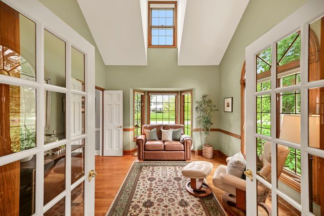 10818 N Norway DRIVE, Mequon, WI 53092