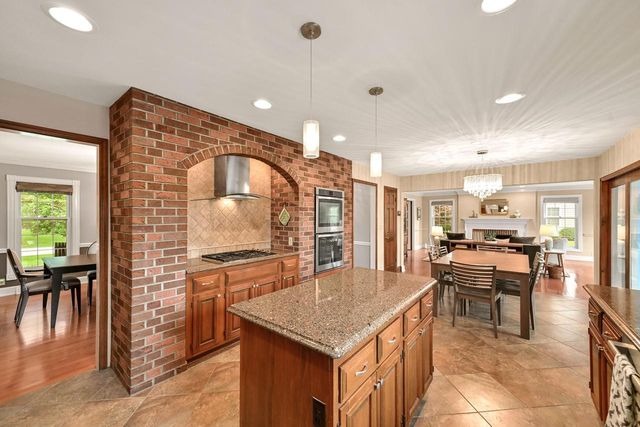 10818 N Norway DRIVE, Mequon, WI 53092