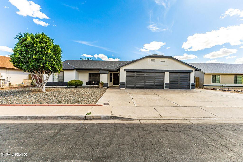 Image 1 of property listing at 8851 W KEIM Drive, Glendale, AZ 85305