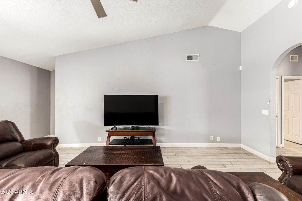 Image 10 of property listing at 8851 W KEIM Drive, Glendale, AZ 85305
