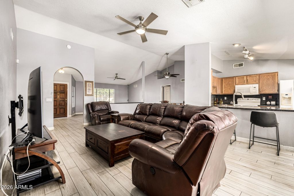 Image 11 of property listing at 8851 W KEIM Drive, Glendale, AZ 85305
