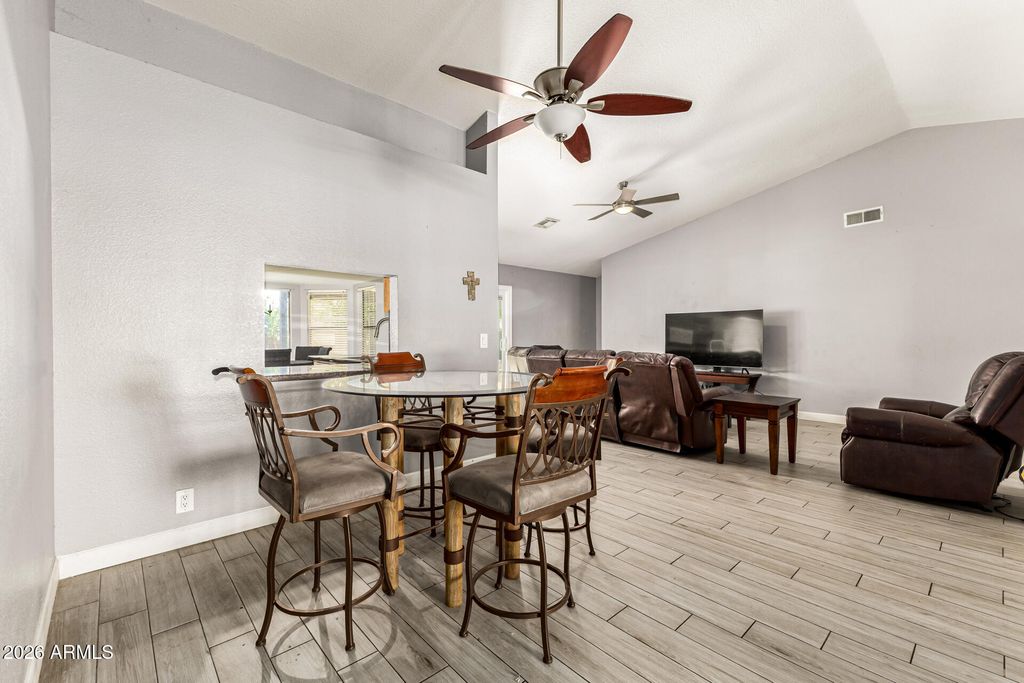 Image 12 of property listing at 8851 W KEIM Drive, Glendale, AZ 85305