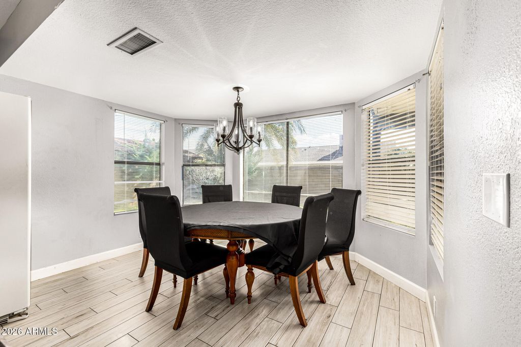 Image 13 of property listing at 8851 W KEIM Drive, Glendale, AZ 85305