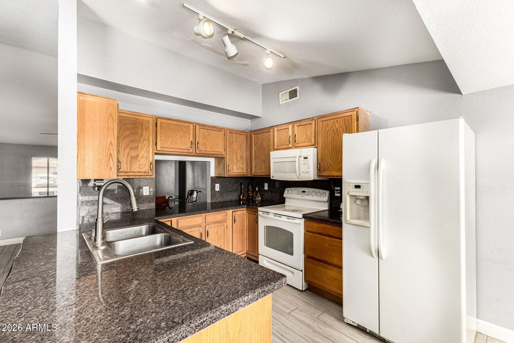 Image 14 of property listing at 8851 W KEIM Drive, Glendale, AZ 85305