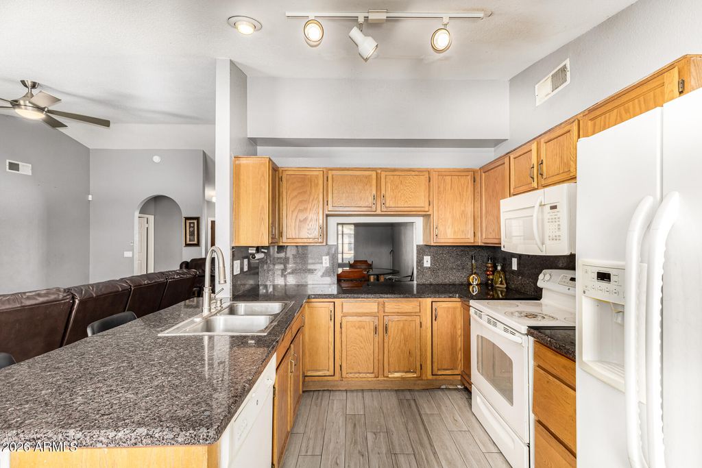 Image 15 of property listing at 8851 W KEIM Drive, Glendale, AZ 85305