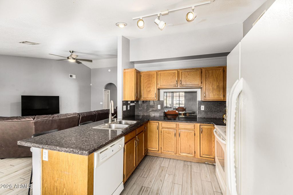 Image 16 of property listing at 8851 W KEIM Drive, Glendale, AZ 85305