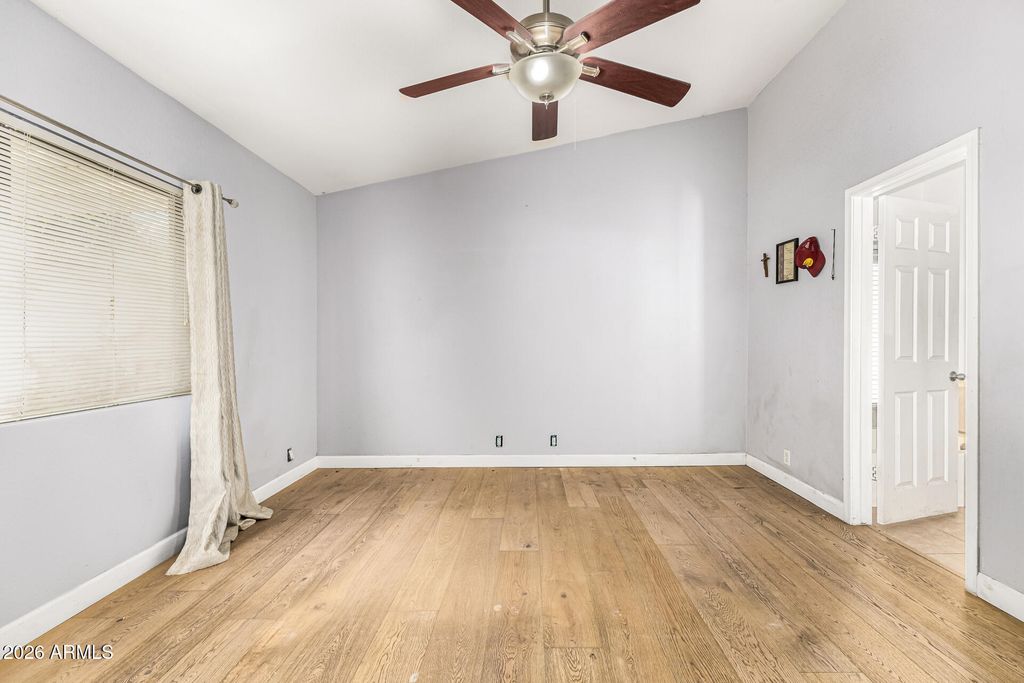 Image 17 of property listing at 8851 W KEIM Drive, Glendale, AZ 85305
