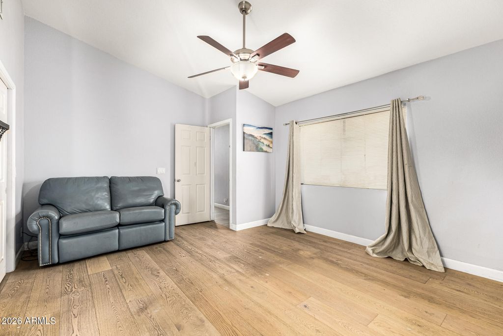 Image 18 of property listing at 8851 W KEIM Drive, Glendale, AZ 85305