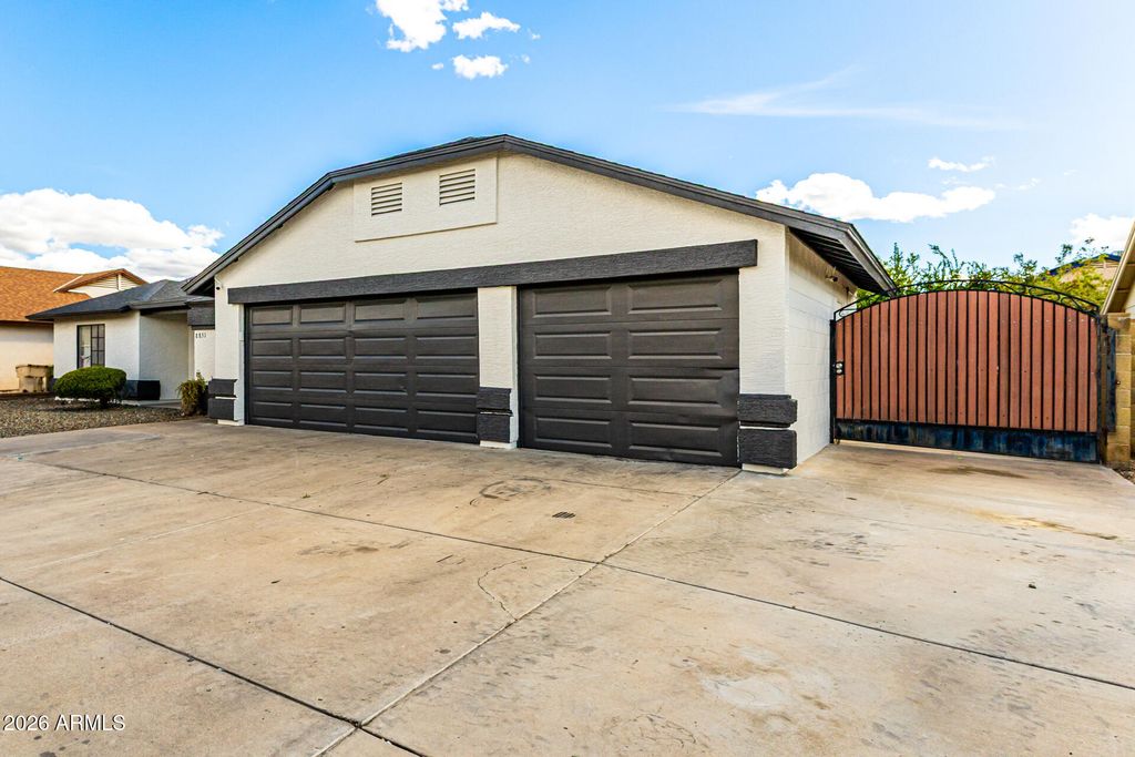 Image 3 of property listing at 8851 W KEIM Drive, Glendale, AZ 85305