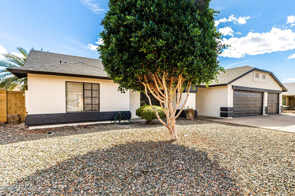 Image 4 of property listing at 8851 W KEIM Drive, Glendale, AZ 85305