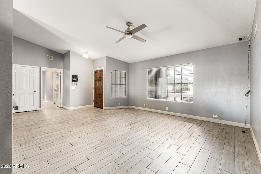 Image 5 of property listing at 8851 W KEIM Drive, Glendale, AZ 85305