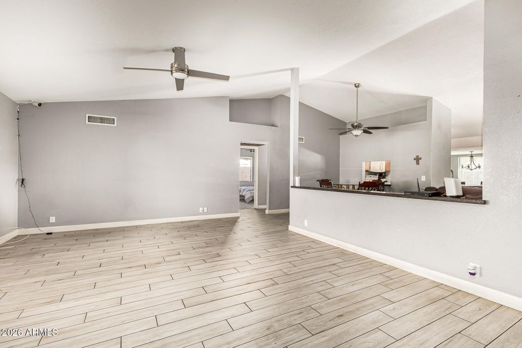 Image 6 of property listing at 8851 W KEIM Drive, Glendale, AZ 85305