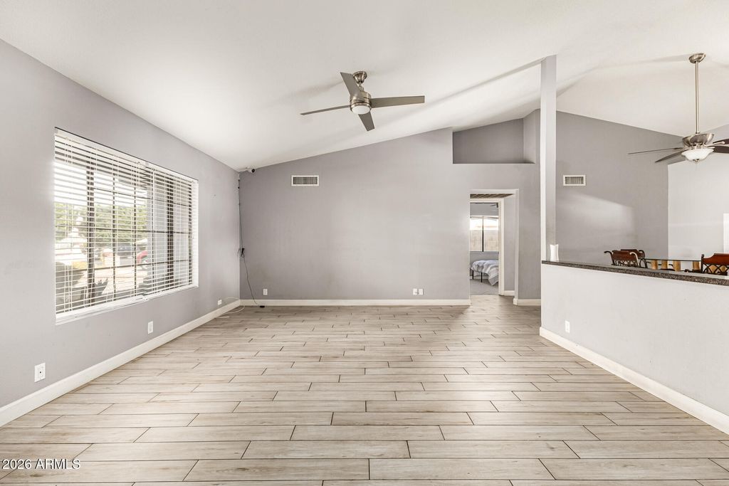 Image 7 of property listing at 8851 W KEIM Drive, Glendale, AZ 85305