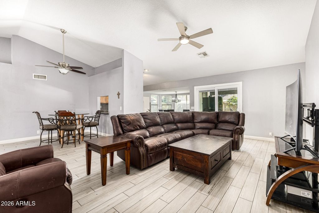 Image 8 of property listing at 8851 W KEIM Drive, Glendale, AZ 85305