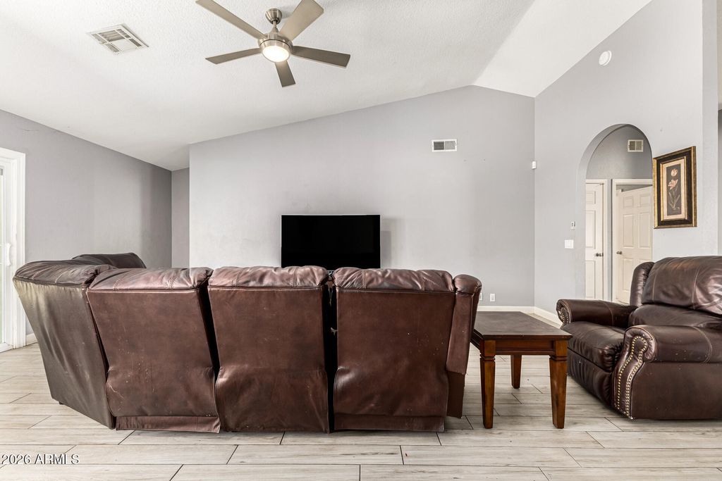 Image 9 of property listing at 8851 W KEIM Drive, Glendale, AZ 85305