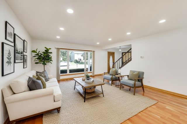720 Dunhill Drive, Buffalo Grove, IL 60089