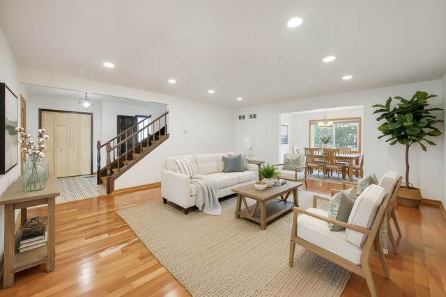 720 Dunhill Drive, Buffalo Grove, IL 60089