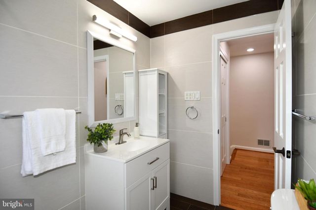 5701 RADNOR CT, Bethesda, MD 20817