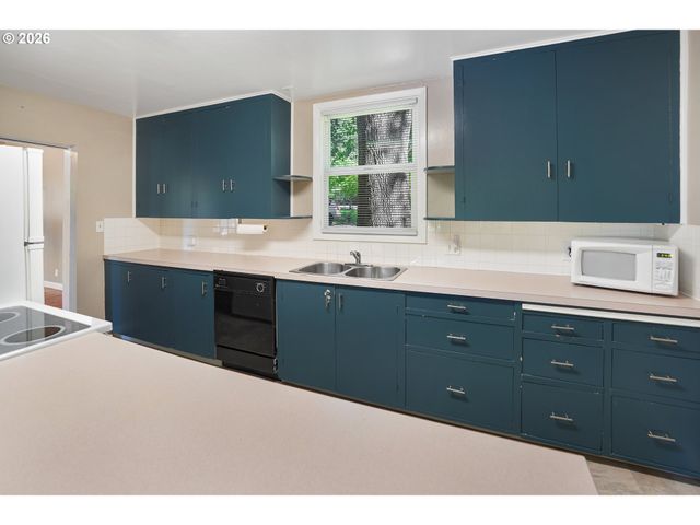 5741 Sw PASADENA Dr, Portland, OR 97219